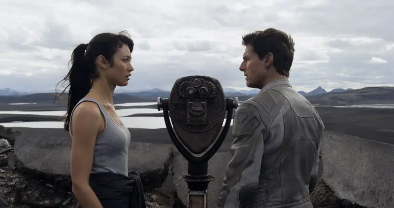 oblivion-tom-cruise-olga-kurylenko-still2-800px