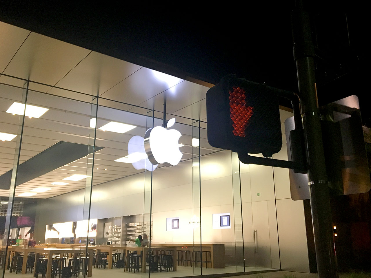 apple-store-cross-sign-1280px