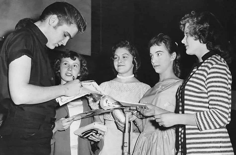 Elvis_Presley_signing_autographs_in_Minneapolis_1956_crop