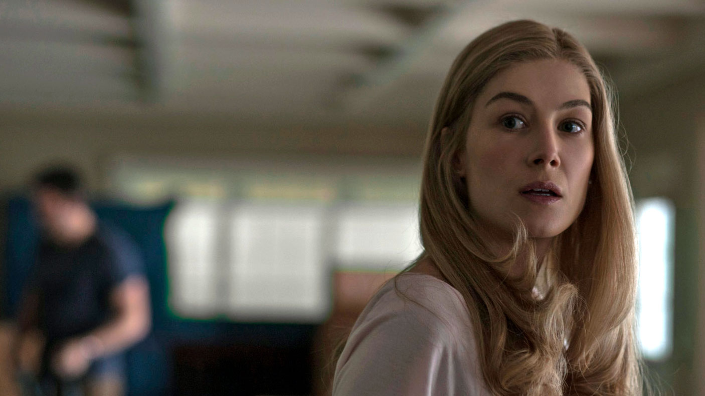 gone-girl-rosamund-pike-still-3