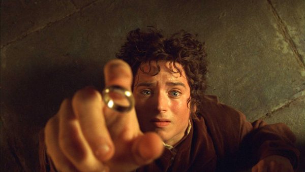 The-Lord-of-the-Rings-The-Fellowship-of-the-Ring--Elijah-Wood-2001-New-Line-1280px