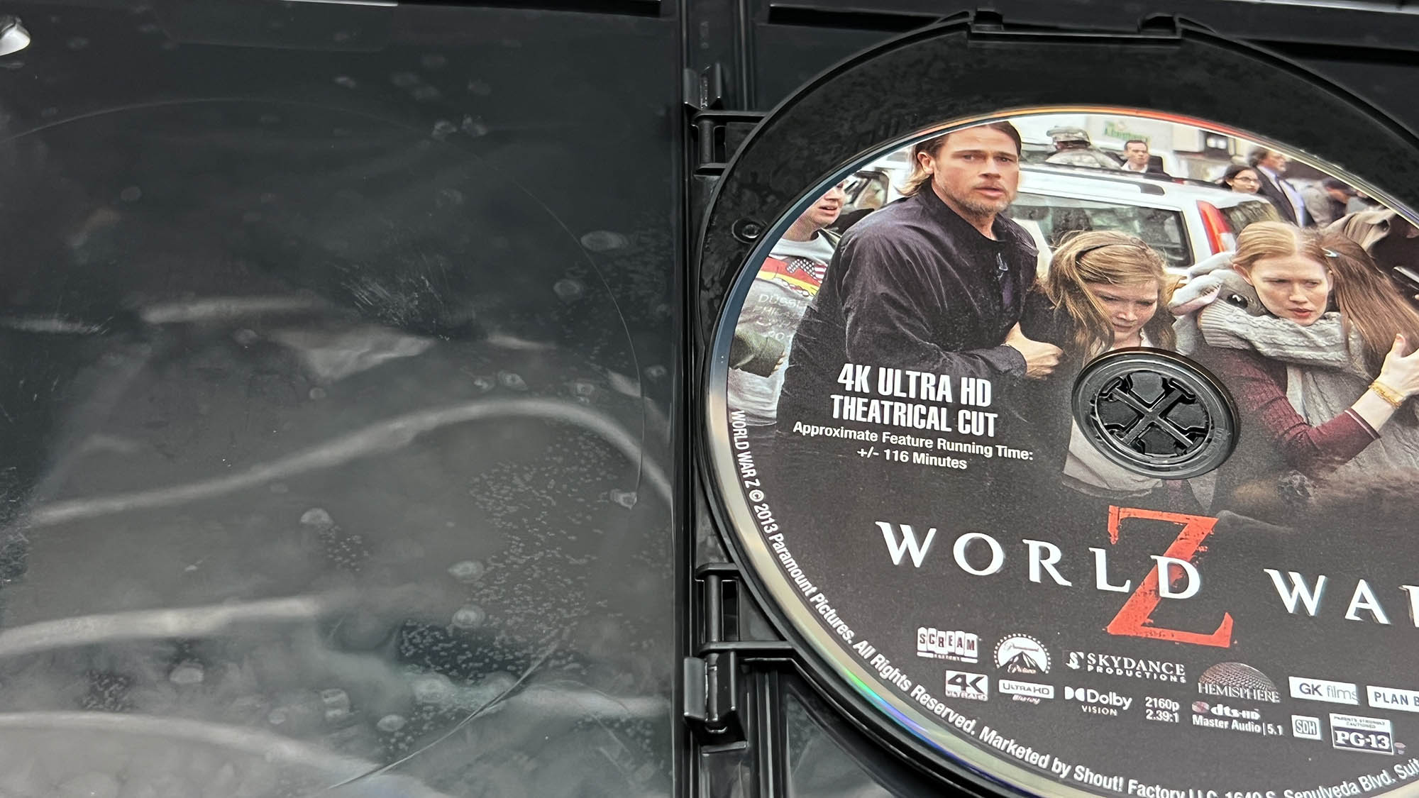 The World War Z 4k Blu-ray edition case and discs were full of spots and smudges.