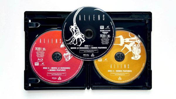 Aliens 4k Blu-ray 3-discs open